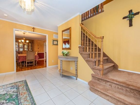 5th image of 35 Sandalwood Dr