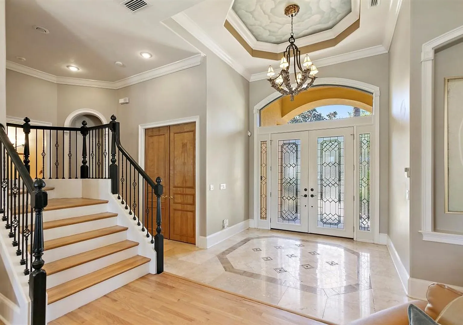 Stunning Lagoon Residence! — Photo 4
