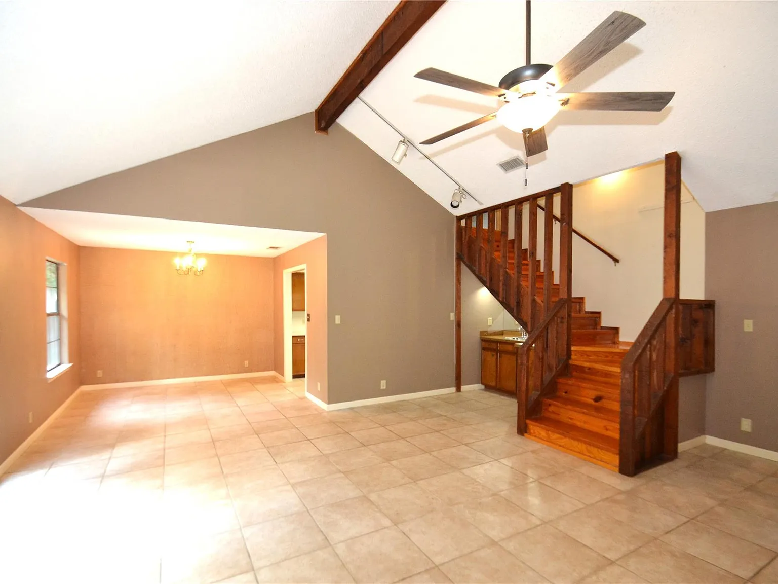 4 bed, 2.0 bath, 2100 sqft, $2,950 — Photo 4