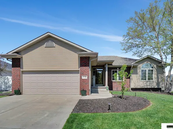 5730 Clear Creek Dr, Lincoln, NE 68516