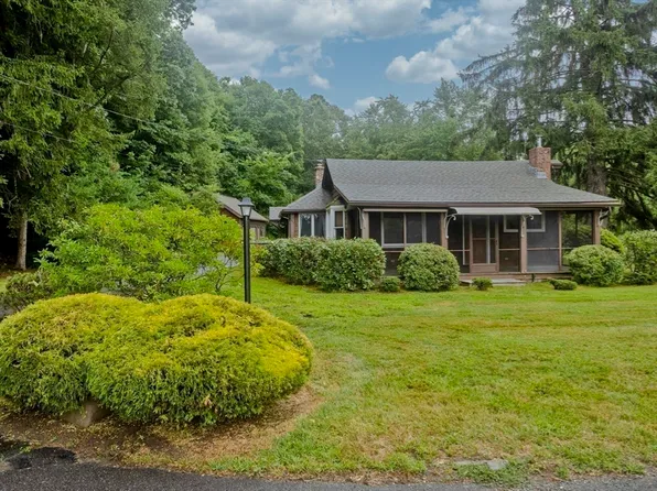 4 Pond Rd, Wilbraham, MA 01095