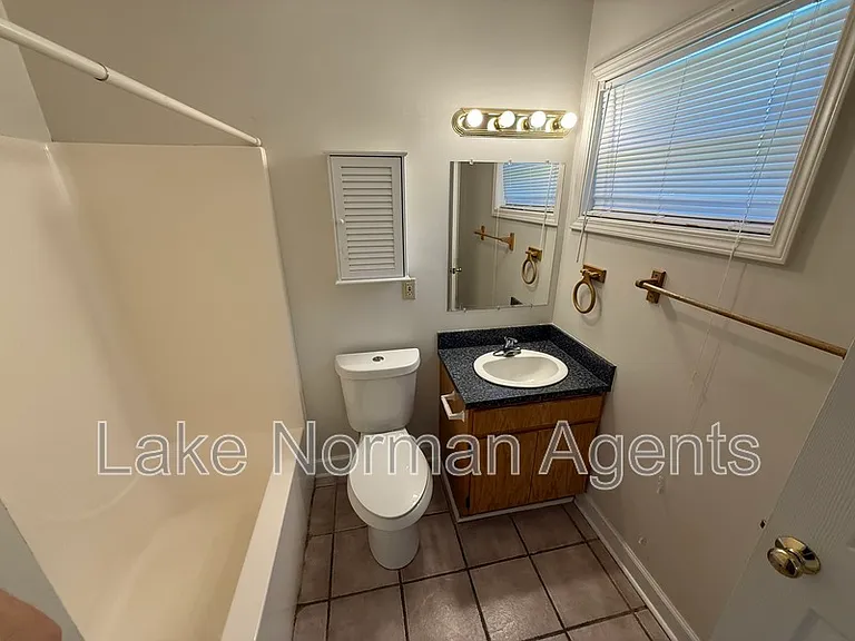 140 Watkins St #UPSTAIRS — Photo 10