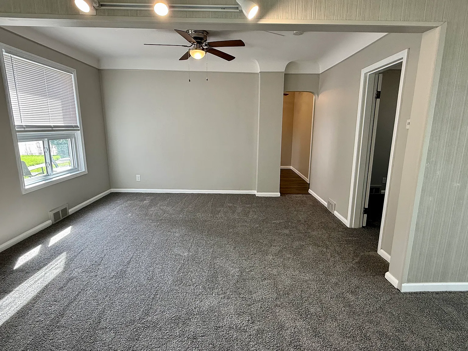 2 bed, 900 sqft, $1,575 — Photo 2