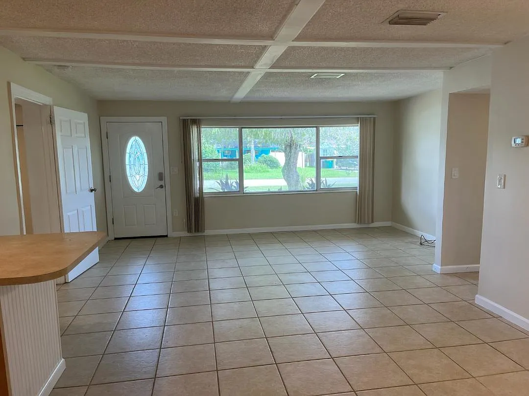 3 bed, 2.5 bath, 1100 sqft, $2,100 — Photo 4