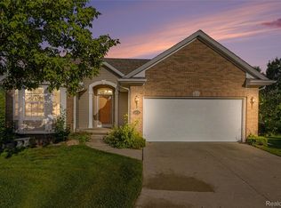 4395 Cross Creek Blvd, Burton, MI 48509