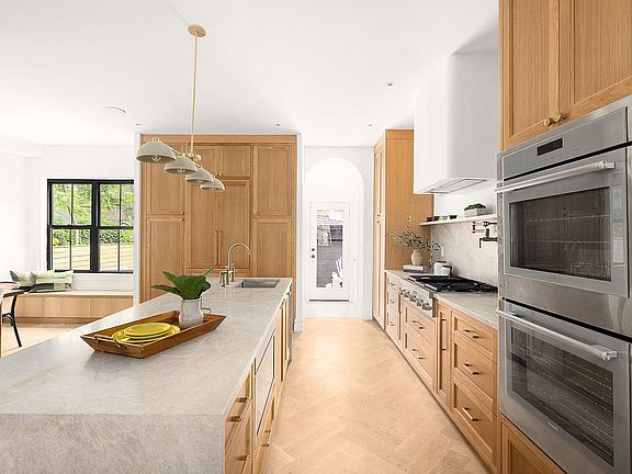4th image of 127 Winthrop St