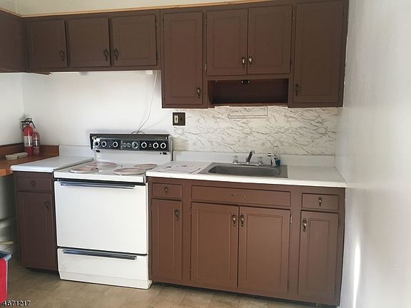 2nd image of 915A Lee Ave