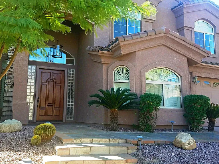 1931 E Vista Dr — Photo 2