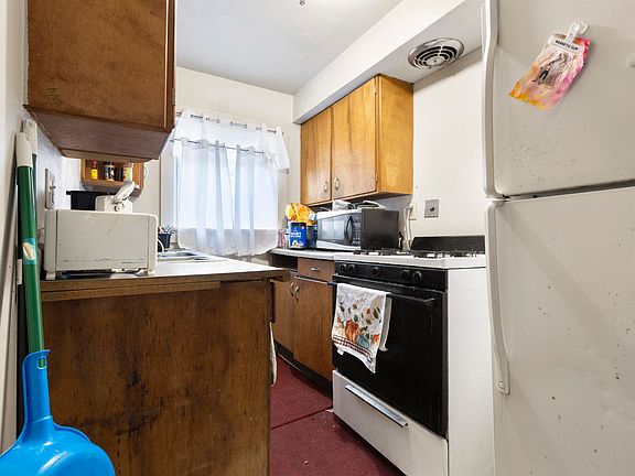 3rd image of 251 W Homer St