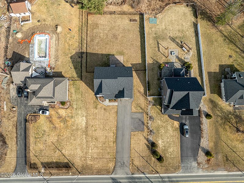 4th image of 842 Pearse Road
