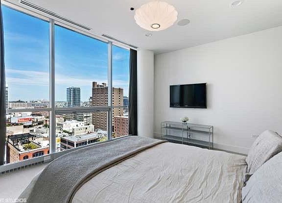 3rd image of 1503-110 W Superior St #1503