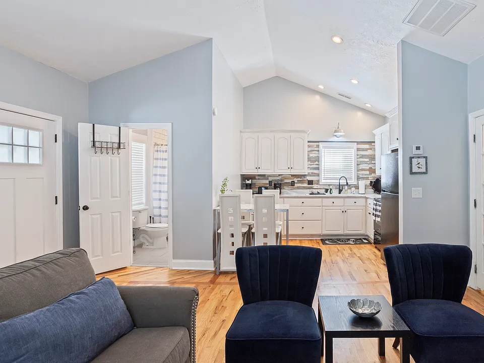 4879 Vaucluse Rd