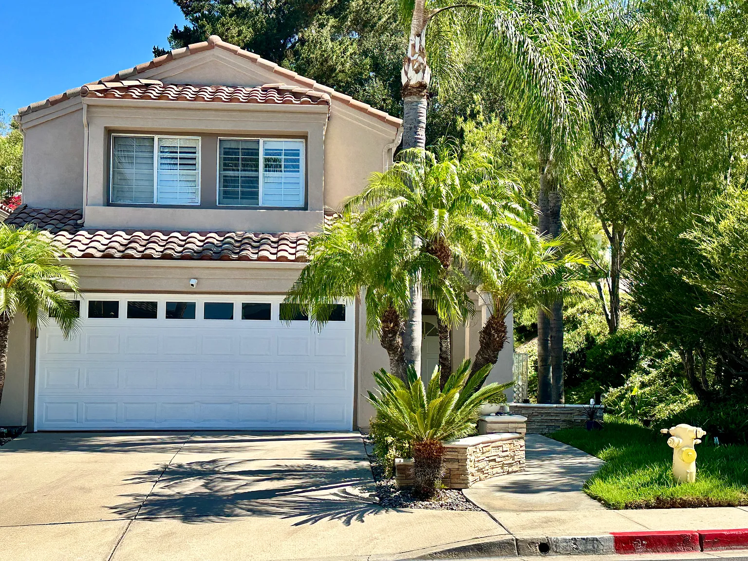 4 bed, 2.5 bath, 1959 sqft, $4,650 — Photo 1
