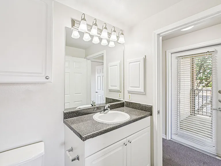 Oaks Riverchase Apartments — Photo 7