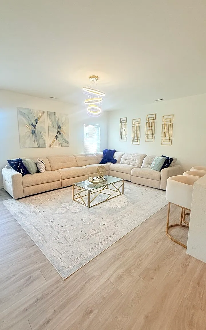 4 bed, 2048 sqft, $2,300 — Photo 2