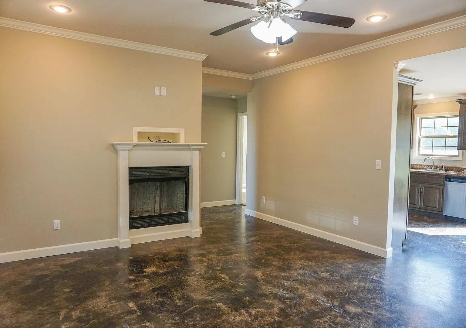 4 Bedroom Home in Valley View — Photo 4