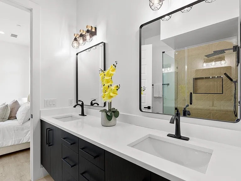 723 W 10th St #108 — Photo 19