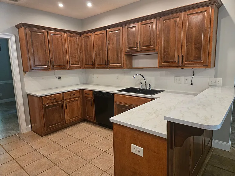 585 Cecily Dr — Photo 7