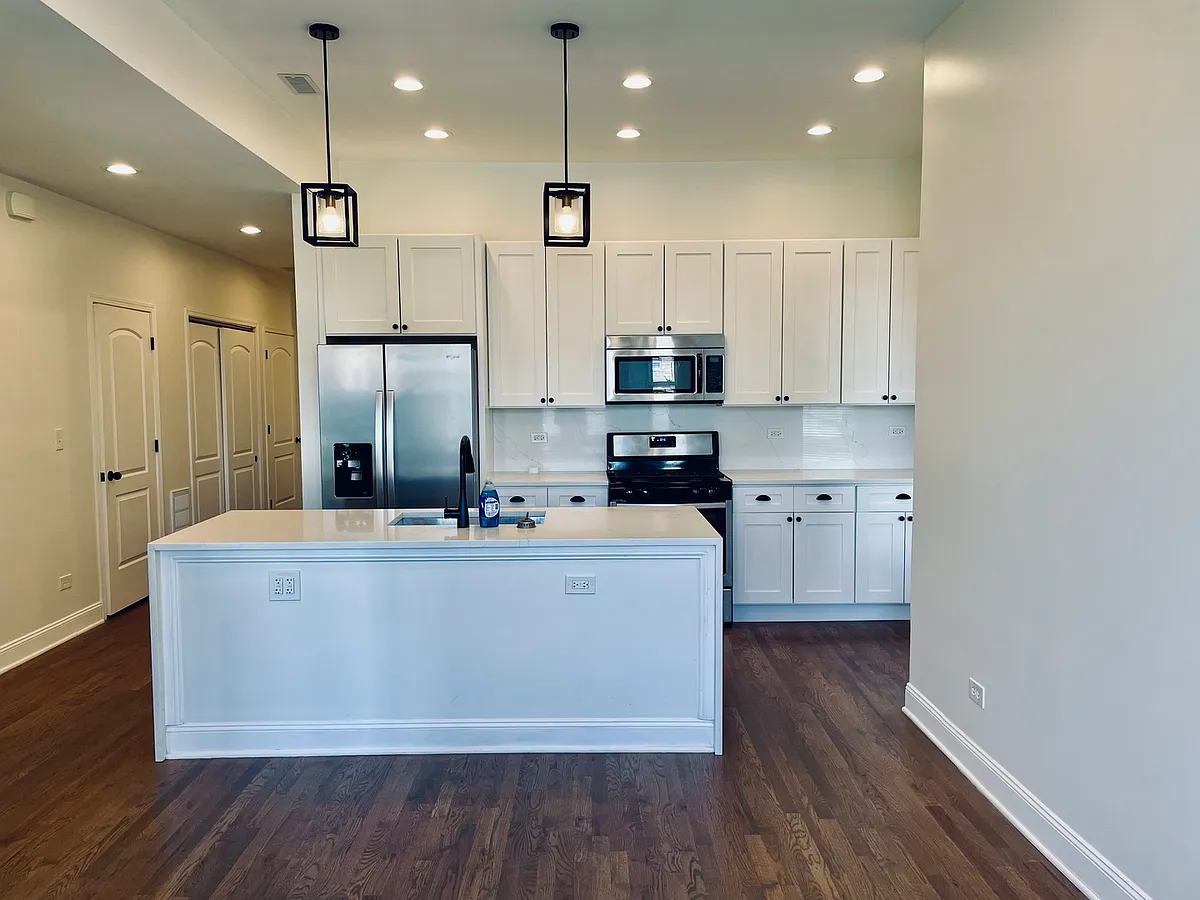 Building Photo - 6355 S Maryland Ave #1
