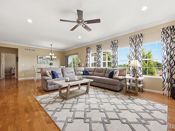 3rd image of 131 Countryshire Dr
