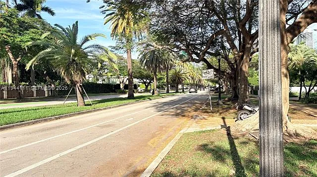 2301 S Miami Ave — Photo 32