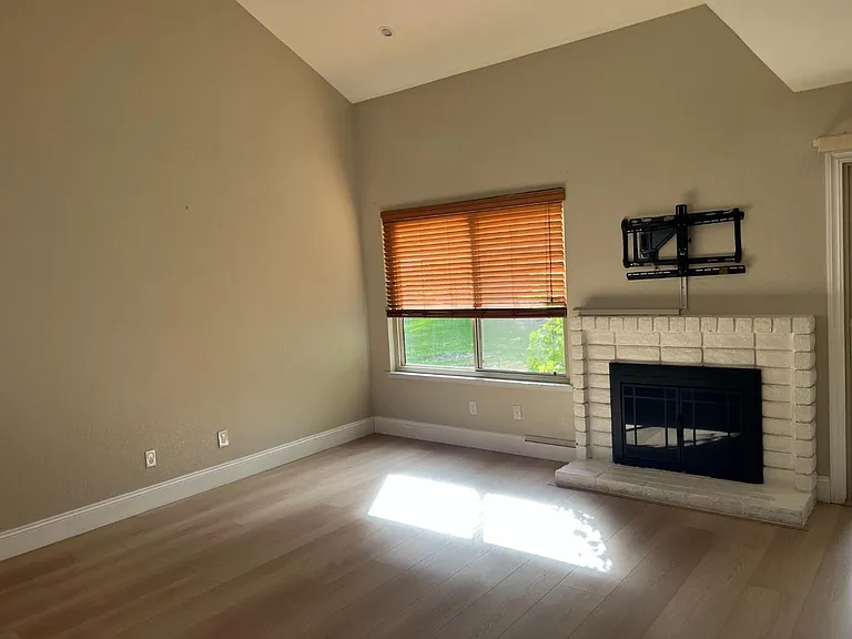 2598 Knightsbridge Ln — Photo 8