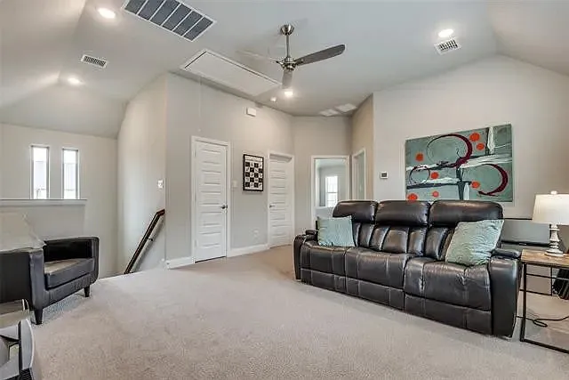 4211 Curtiss Dr — Photo 2