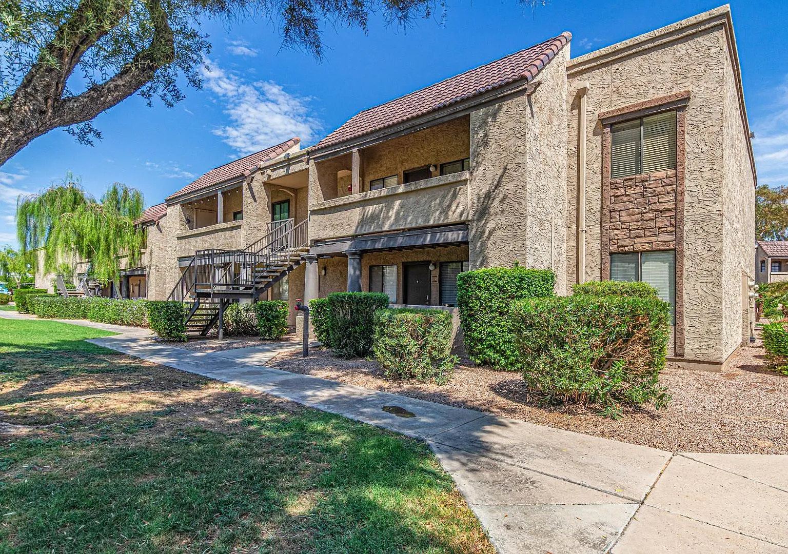 2 bed, 2.0 bath, 962 sqft, $2,000 — Photo 2