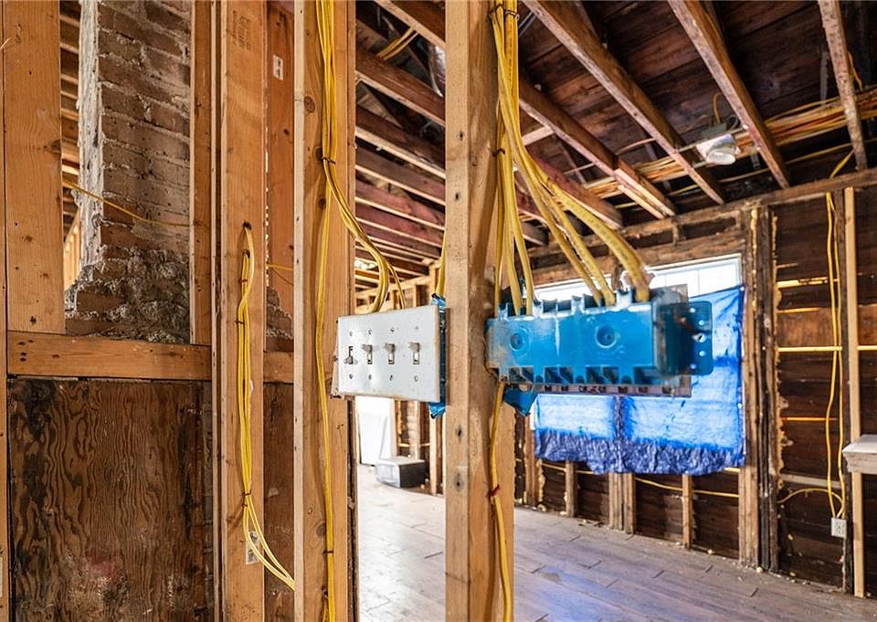 10th image of 1008-10 Charbonnet St