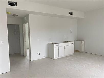1st image of 405 E 7th St #15505318