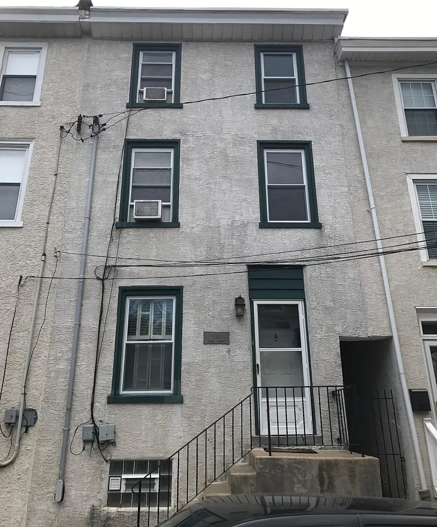 3 bed, 1.5 bath, 1703 sqft, $2,600 — Photo 2