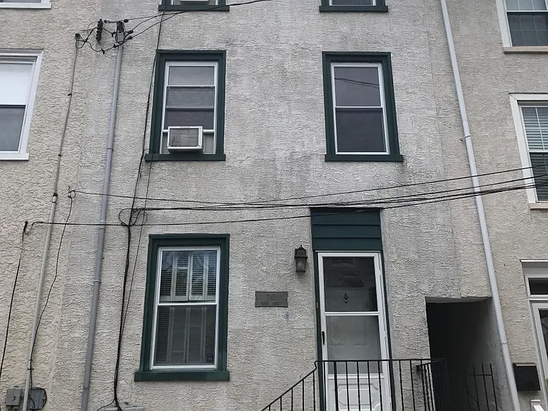 241 Gates St — Photo 2