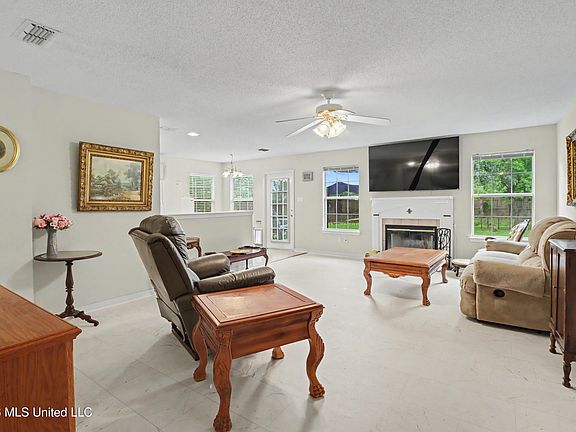 4th image of 325 Woodcrest Dr