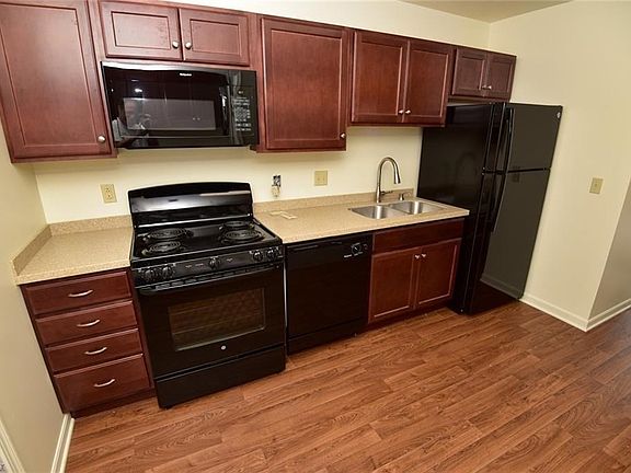 3rd image of 119 Valley Cir NE