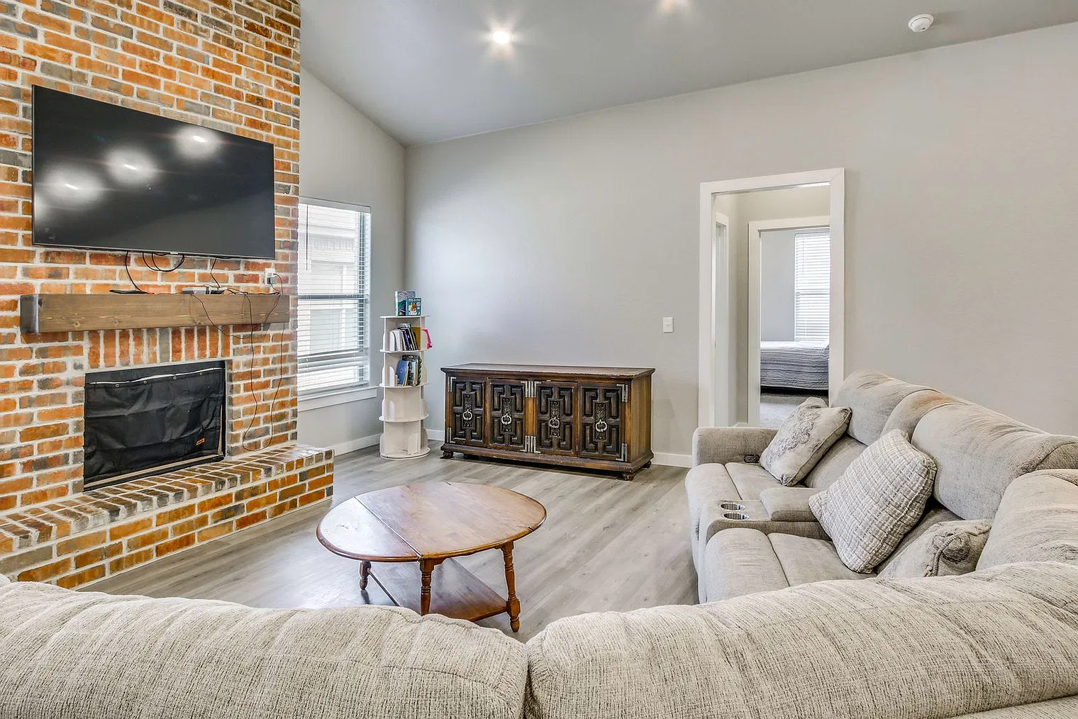 4 bed, 3.0 bath, 2690 sqft, $5,618 — Photo 3
