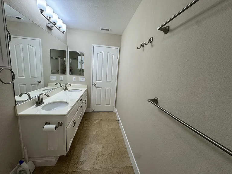 Kid's bathroom: double sinks