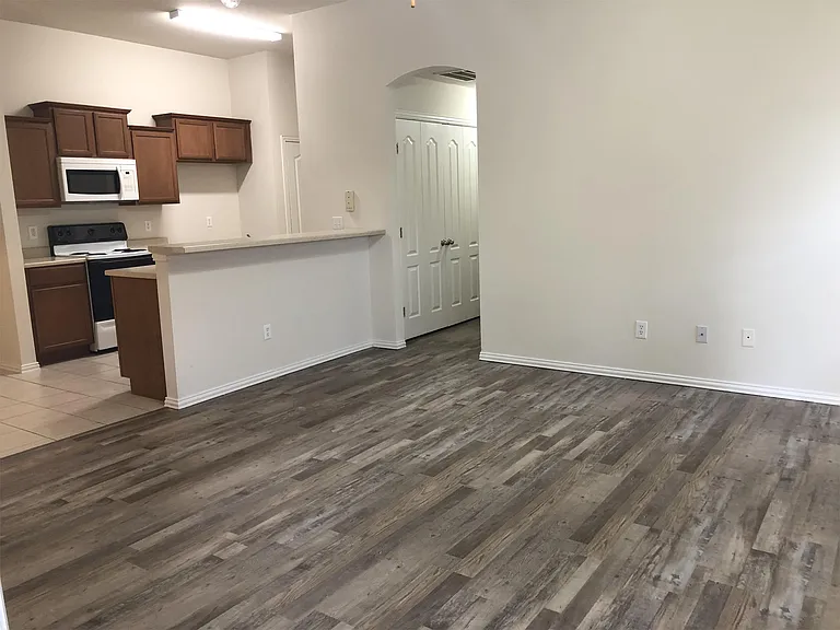 300 Robin St — Photo 2