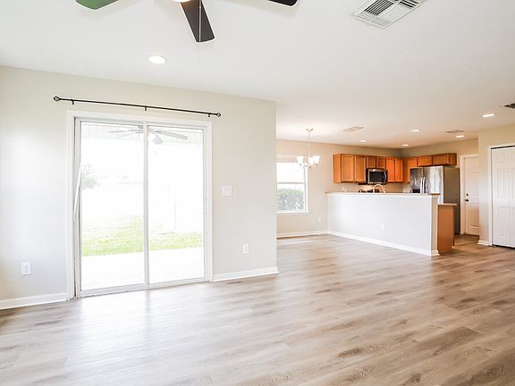 5th image of 635 Sunny Stroll Dr
