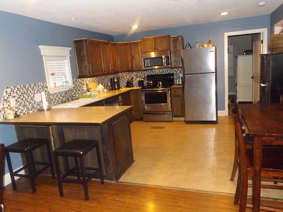 3rd image of 841 Helen Ln