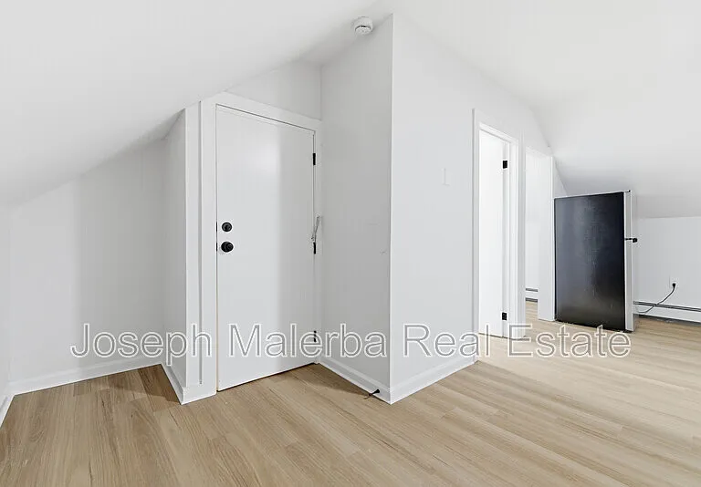 848 Bank St — Photo 4