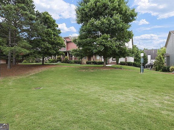 5th image of 423 Royal Crescent Ln E
