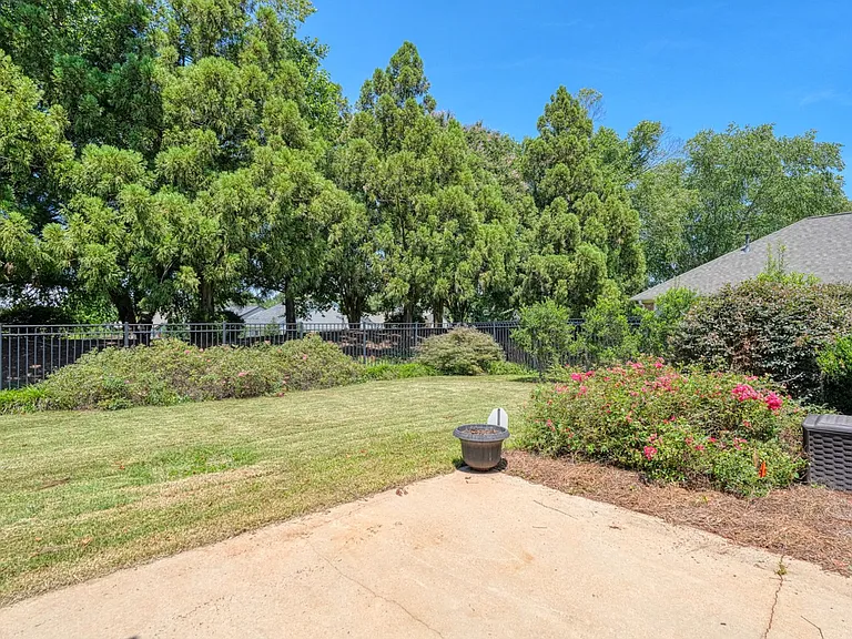 210 Rivermill Ct — Photo 34
