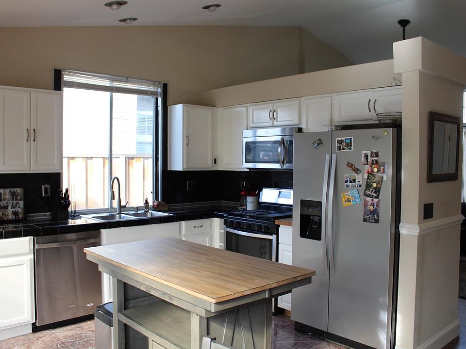 2nd image of 940 Versailles Dr