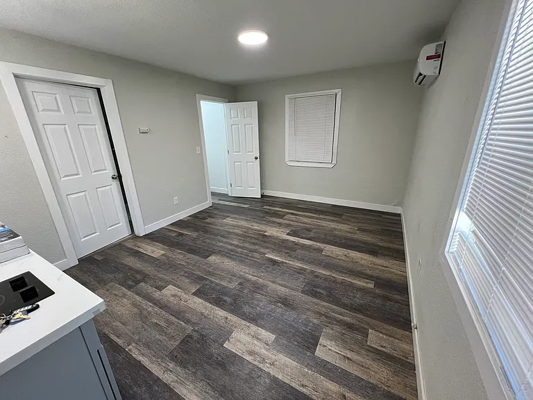 708 E Roseburg Ave #B — Photo 1