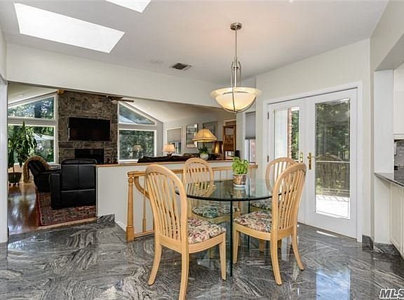 5th image of 315 Lawn Ln