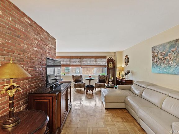 3rd image of 230 Garth Road #7B1