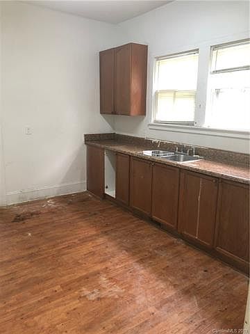 2nd image of 516 Park Ave