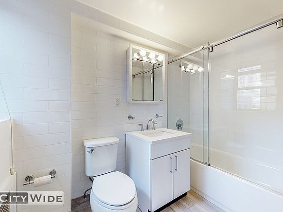 4th image of 219 E 69th St #8Q