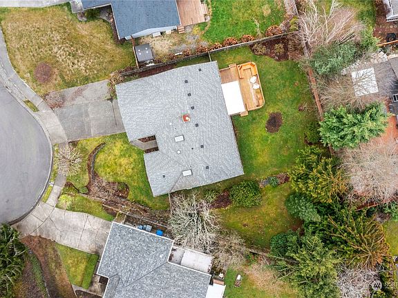 The home sits on a fenced and landscaped quarter acre lot that is located on a cul-de-sac.>