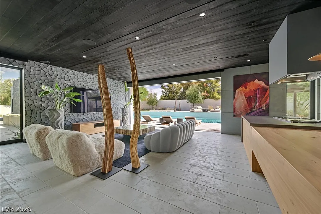 5 bed, 5.5 bath, 5113 sqft, $30,000 — Photo 1